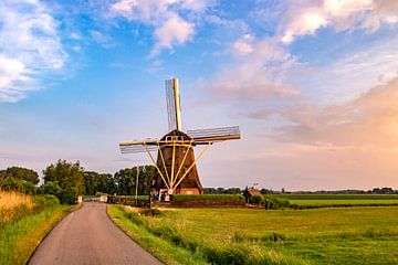 Molen in schilderachtig Hollands Landschap van Mirjam Brozius