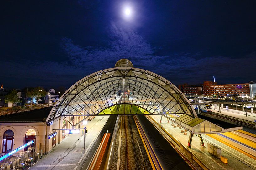 Station Zwolle in de avond met een volle maan erboven van Sjoerd van der Wal Fotografie