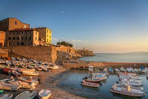 Sonnenuntergang über der Strandpromenade von Piombino. Toskana, Italien