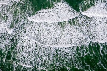 Vagues frappant la plage vues d'en haut sur Sjoerd van der Wal Photographie