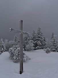 Gefrorenes Gipfelkreuz auf dem Schliffkopf im Tiefschnee im Winter von Timon Schneider