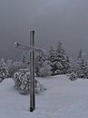 Bevroren bergtopkruis op de Schliffkopf in diepe sneeuw in de winter van Timon Schneider thumbnail