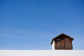 Allein im Weiß – Holzhütte im Schnee von Nina Thilo