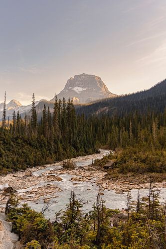 Zonsondergang aan de Rivier: Yoho's Berglandschap van Anneloes van Acht