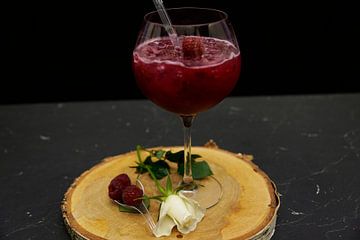 Frambozen gin cocktail in een glas