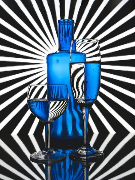 Photo abstraite avec un verre et une bouteille de vin devant un fond rayé noir et blanc par Jolanda Aalbers