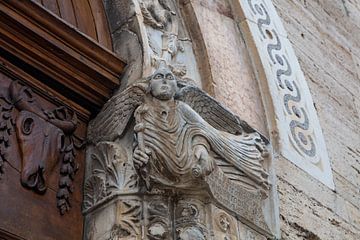 Engel op de kerk of Sint Michael de Aartsengel in Bevagna, Italië van Joost Adriaanse
