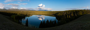 Kluane Lake Yukon, ultra panorama meer met wolk