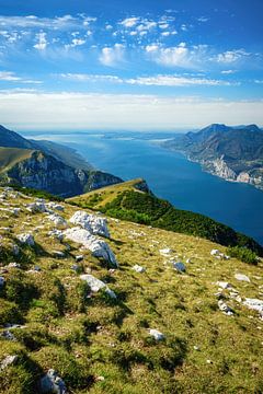 Aussicht vom Monte Altissimo auf den Gardasee in Italien von Daniel Pahmeier