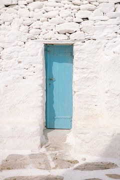 Wit huisje blauwe deur Mykonos | Griekenland Fotoprint | Kleurrijke reisfotografie van HelloHappylife