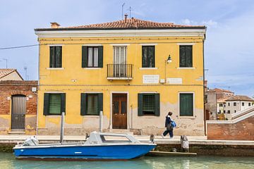 Kleurrijk straatbeeld Murano Venetië van Sander Groenendijk