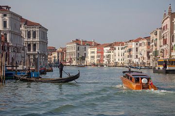 Gondola an speedboot op kanaal in centrum van oude stad Venetie, Italie