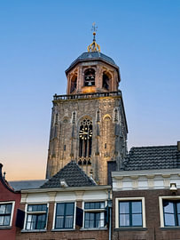 Deventer – Der Lebuïnus-Turm ragt über die historischen Dächer hinaus von Danny van Eldik