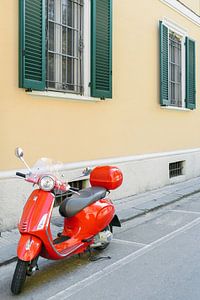 Scooter Vespa rouge vintage iconique | Lucca | Italie | rétro | photographie de voyage sur Mirjam Broekhof