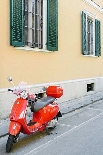 Roter kultiger Vespa-Roller | Lucca | Italien | Retro | Reisefotografie