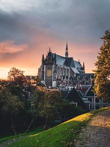 Hooglandsekerk in het prachtige ochtenlicht. van Teun de Leede