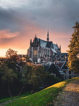 Hooglandsekerk im schönen Morgenlicht. von Teun de Leede