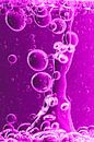 Water met luchtbellen van Peter van den Berg thumbnail