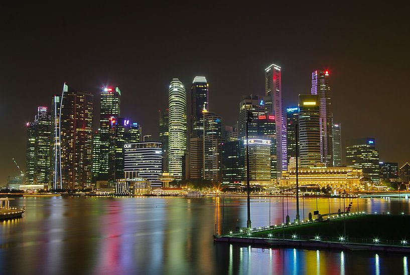Singapurs Skyline bei Nacht von Martin de Hoog
