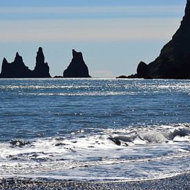 Schwarze Felsen im Meer von Marlies Reimering