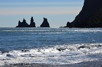 Schwarze Felsen im Meer