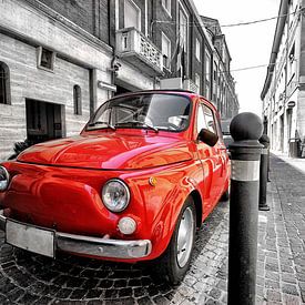 Roter Fiat 500 alter Oldtimer-Oldtimer in Italien auf schwarz-weißem Hintergrund von Miljko Kucevic