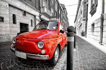 Roter Fiat 500 alter Oldtimer-Oldtimer in Italien auf schwarz-weißem Hintergrund von Miljko Kucevic
