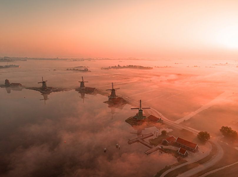 Zaanse Schans in the morning mist by Jurrie Renskers