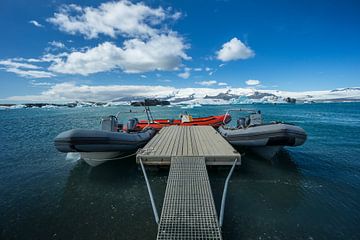 Island - Landungssteg mit drei Gummibooten in türkisem Wasser von adventure-photos