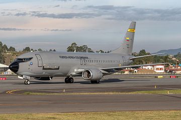 Taxiënde Fuerza Aerea Colombiana Boeing 737-400.