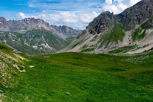 Uitzicht op de bergen in de Franse Alpen
