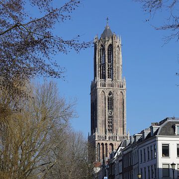 De Domtoren van Utrecht in kleur gezien vanaf de werf bij de Weesbrug