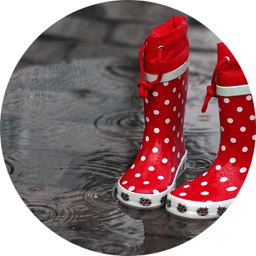 Sprong in de regen plassen in het grote plezier in de kinderkamer van Tanja Riedel