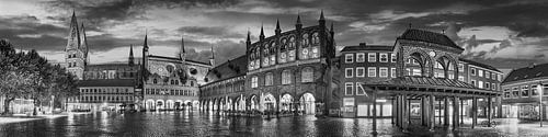 Marktplein van de Hanzestad Lübeck in zwart-wit