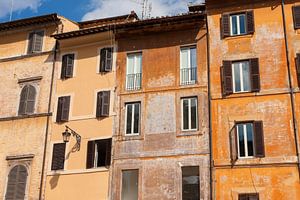 Buntes Rom: Verwitterte orangefarbene Häuser mit Charakter | Italien | Reisefotografie