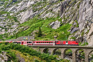 Paysage de la Suisse, train sur un pont en arc de pierre