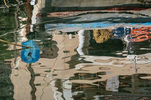 Kleurrijke water weerspiegeling