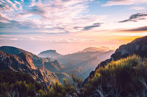 Lever de soleil magique dans les montagnes de Madère