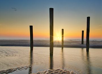 Palendorp bij Petten bij zonsondergang van peterheinspictures