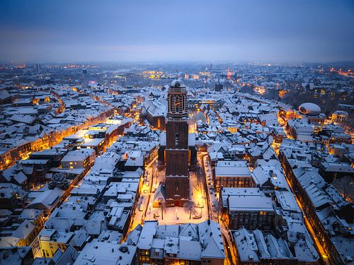 De Peperbus in Zwolle in de sneeuw tijdens zonsopkomst