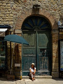 Italienerin wartet im Schatten