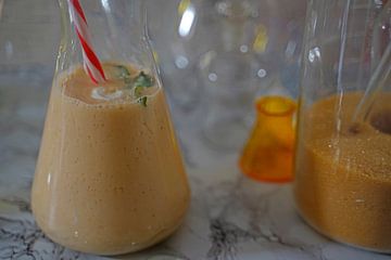 Papaya cocktail met yoghurt en wodka en sinaasappellikeur.