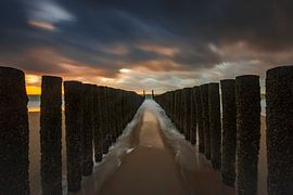 Nuages hollandais et brise-lames typiques de poteaux en bois le long de la côte zélandaise sur gaps photography
