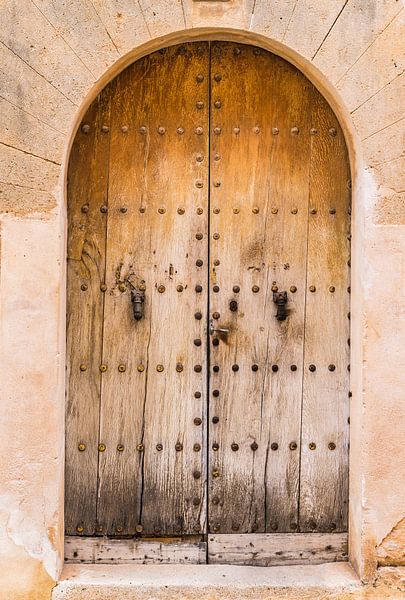 Gros plan d'une porte d'entrée vintage en bois, fond d'entrée de maison par Alex Winter