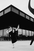 L'équilibre en mouvement : Danse devant un panorama urbain de fenêtres