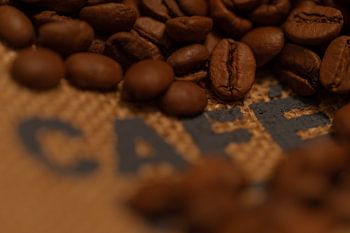 Grains de café torréfiés sur un sac de jute