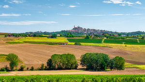 Das Dorf Vignale Monferrato mit den Feldern der Landschaft des Monferrato