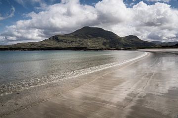 Zandstrand met berg in Ierland - Glassilaun beach van Durk-jan Veenstra