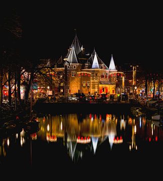 Waag Amsterdam bij nacht van Peter Bartelings