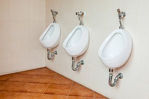 Urinale auf der Herrentoilette